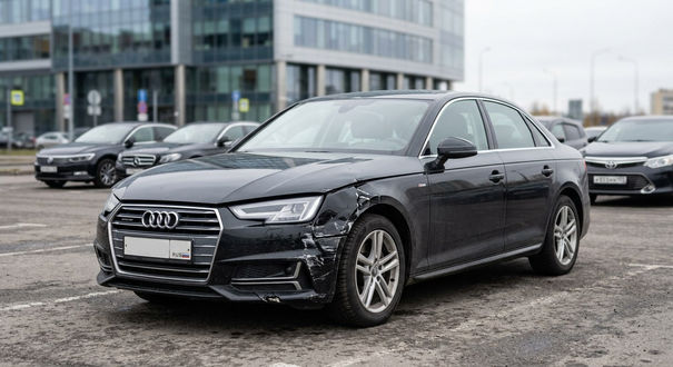 Выкупленный Audi A4 2018 года после ДТП в кредите Альфа-Банка в Санкт-Петербурге.