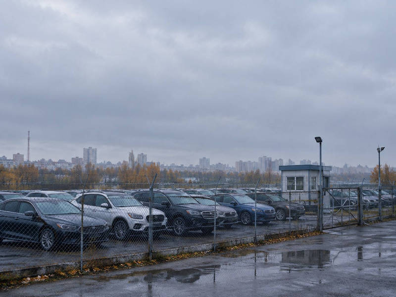 Автомобиль на специализированной стоянке в Санкт-Петербурге, ожидающий возврата владельцу